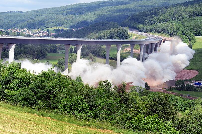 Die Sinntalbrücke wurde am Samstag gesprengt.