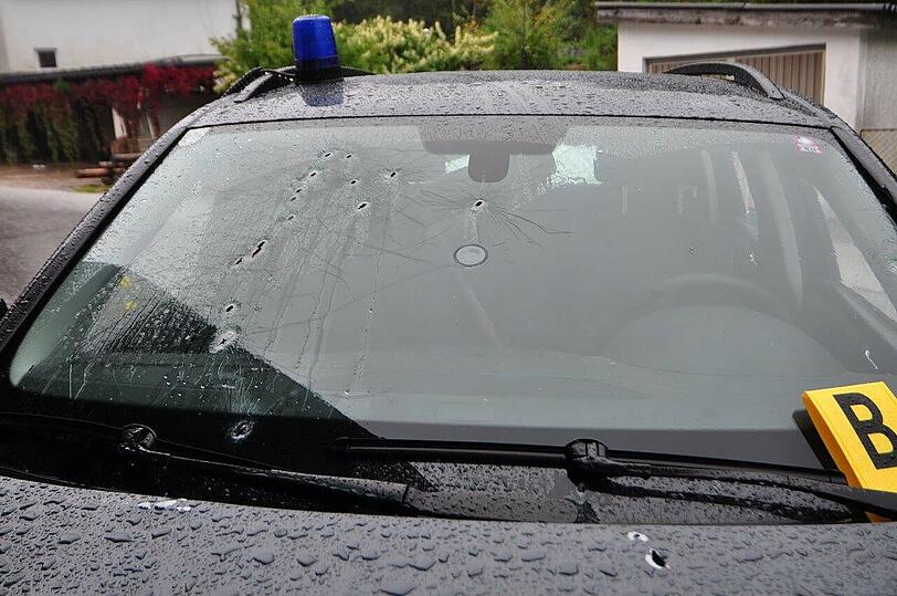 Ein Jäger und mutmaßlicher Wilderer richtet sein Gewehr auf der Flucht gegen Menschen. Vier Menschen sterben in Österreich. Die Polizei ist trotz Spezialeinheit von der eskalierten Situation mindestens überrumpelt.