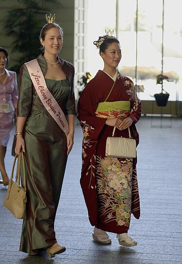 Die japanische Kirschblüten-Königin Chihiro Konishi und die deustche Kirschblüten-Prinzessin Miriam Rossmann beehren den Japanischen Premier Shinzo Abe mit einem Besuch.