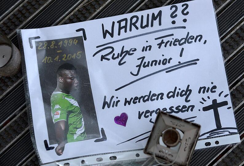 Trauer und Fassungslosigkeit: Kerzen für Junior Malanda. Der VfL Wolfsburg ist geschockt und muss evtl. das Trainingslager absagen.