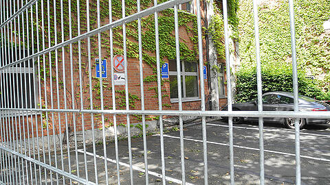 Dieses Jahr gibts stärkere Sicherheit: Ein Zaun sperrt den Bühnenbereich  des Festspielhauses in Bayreuth ab.