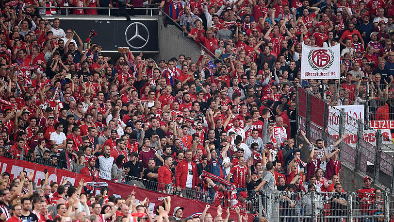 Die Bayern-Fans im Gästeblock des VFB-Stuttgart. Die Ulras fehlen.
