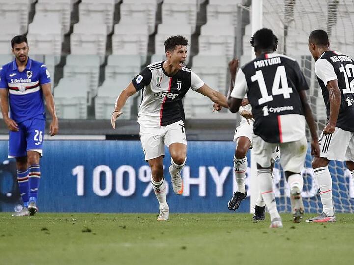 Cristiano Ronaldo (2.v.l) von Juventus jubelt über seinen Treffer zum 1:0.