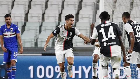 Cristiano Ronaldo (2.v.l) von Juventus jubelt über seinen Treffer zum 1:0.