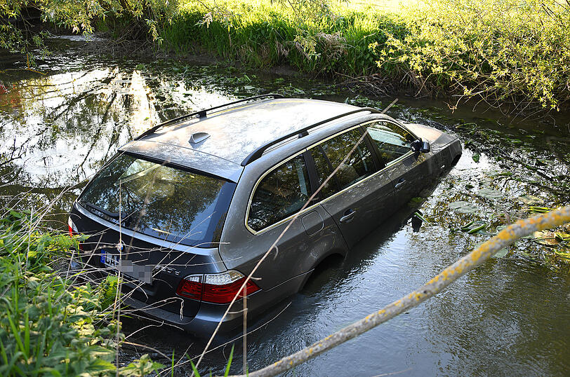 Der 56-Jährige war mit seinem Auto in der kleinen Vils gelandet...