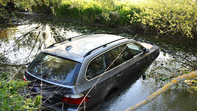 Der 56-Jährige war mit seinem Auto in der kleinen Vils gelandet... Der 56-Jährige war mit seinem Auto in der kleinen Vils gelandet...