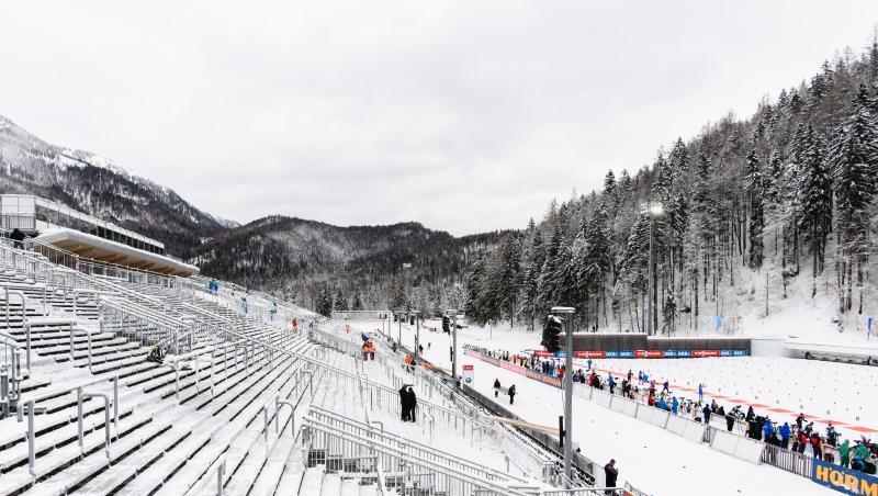 Aufgrund eines Schnee-Chaos ist der Start des Biathlon-Weltcups in Ruhpolding am Donnerstag noch offen. Foto: Matthias Balk/Archiv Aufgrund eines Schnee-Chaos ist der Start des Biathlon-Weltcups in Ruhpolding am Donnerstag noch offen. Foto: Matthias Balk/Archiv