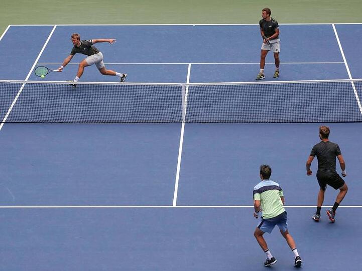 Kevin Krawietz und Andreas Mies (oben) unterliegen im Doppel Horacio Zeballos und Marcel Granollers.