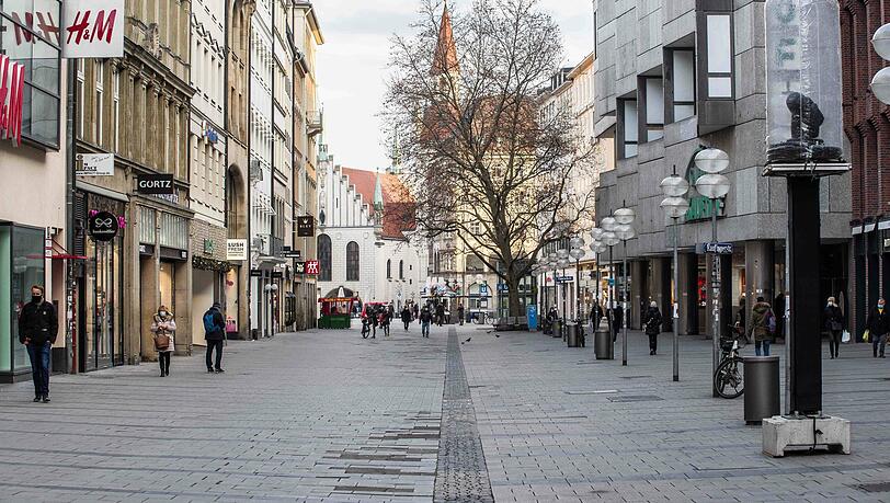 Die Kaufingerstraße in München: Während des Lockdowns so leer wie selten – das hat Folgen für die Geschäfte. Viele Filialen werden dauerhaft geschlossen.