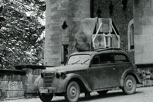 23. April 1945: auf seinem Opel Kadett fährt Tino Walz die Kroninsignien in Sicherheit.