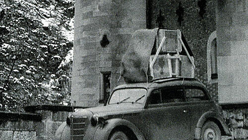 23. April 1945: auf seinem Opel Kadett fährt Tino Walz die Kroninsignien in Sicherheit. 23. April 1945: auf seinem Opel Kadett fährt Tino Walz die Kroninsignien in Sicherheit.