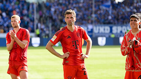 Nach der 2:4-Niederlage in Sinsheim gibt Thomas Müller (m.) zu, dass er nicht das Gespräch mit den Verantwortlichen des FC Bayern bezüglich einer Weiterbeschäftigung von Thomas Tuchel gesucht hat.