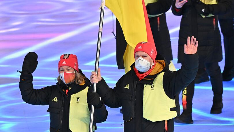 Claudia Pechstein ist mit Francesco Friedrich Fahnenträgerin in Peking. Claudia Pechstein ist mit Francesco Friedrich Fahnenträgerin in Peking.