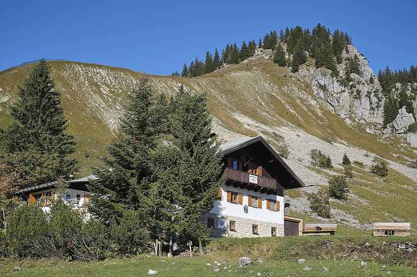 Die Sch&ouml;nfeldh&uuml;tte in den Bayerischen Voralpen.