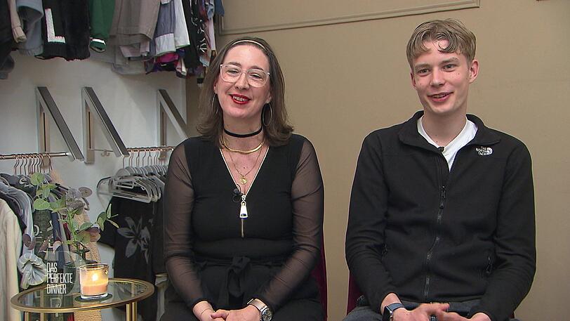 Daniela (53) und Noah (19) freuen sich auf das "Dinner" in Berlin.