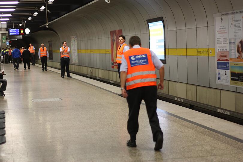 Hauptbahnhof, München. 09:04 Uhr: Der Hauptbahnhof ist der Drehpunkt für die Milionen Besucher. Am frühen Samstag stehen die Mitarbeiter der MVG bereits bereit.