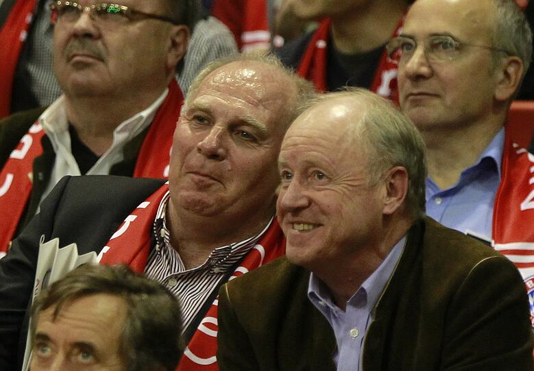 Präsident Uli Hoeneß und Vizepräsident Rudolf Schels haben Spaß &ndash; weil die Basketballer wieder überzeugen.
