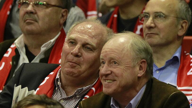 Präsident Uli Hoeneß und Vizepräsident Rudolf Schels haben Spaß – weil die Basketballer wieder überzeugen. Präsident Uli Hoeneß und Vizepräsident Rudolf Schels haben Spaß – weil die Basketballer wieder überzeugen.