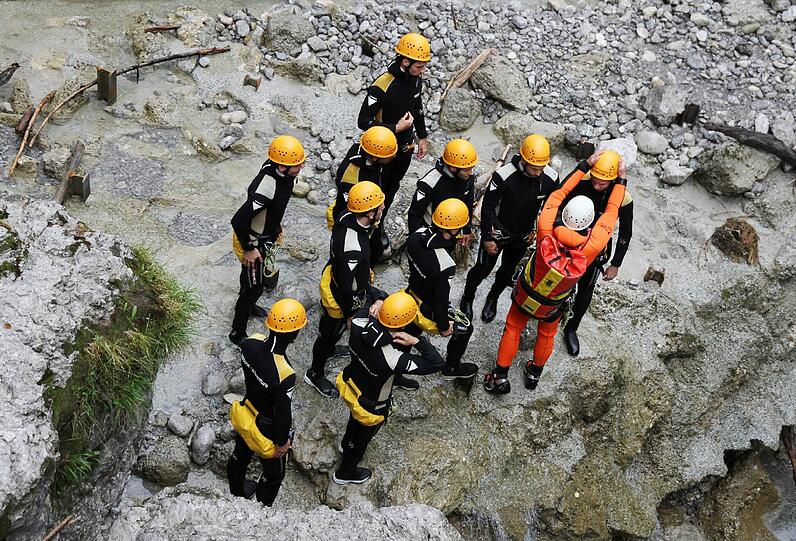 Die Löwen beim Team-Building: Beim Trainingslager in Bad Häring stand am Freitag Canyoning auf dem Programm. Die Bilder aus den Schluchten!