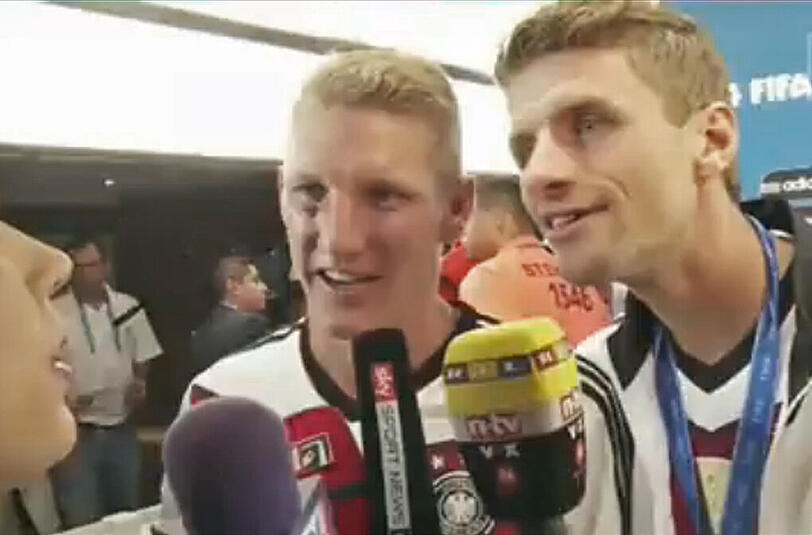Bastian Schweinsteiger (l) und Thomas Müller im Interview mit einer kolumbianischen Reporterin. Auf der Frage nach die knapp verpasste Torjägerkanone, reagiert der Bayern-Star in der typisch lockeren Müller-Art.