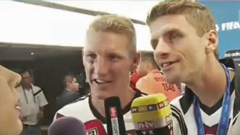 Bastian Schweinsteiger (l) und Thomas Müller im Interview mit einer kolumbianischen Reporterin. Auf der Frage nach die knapp verpasste Torjägerkanone, reagiert der Bayern-Star in der typisch lockeren Müller-Art. Bastian Schweinsteiger (l) und Thomas Müller im Interview mit einer kolumbianischen Reporterin. Auf der Frage nach die knapp verpasste Torjägerkanone, reagiert der Bayern-Star in der typisch lockeren Müller-Art.