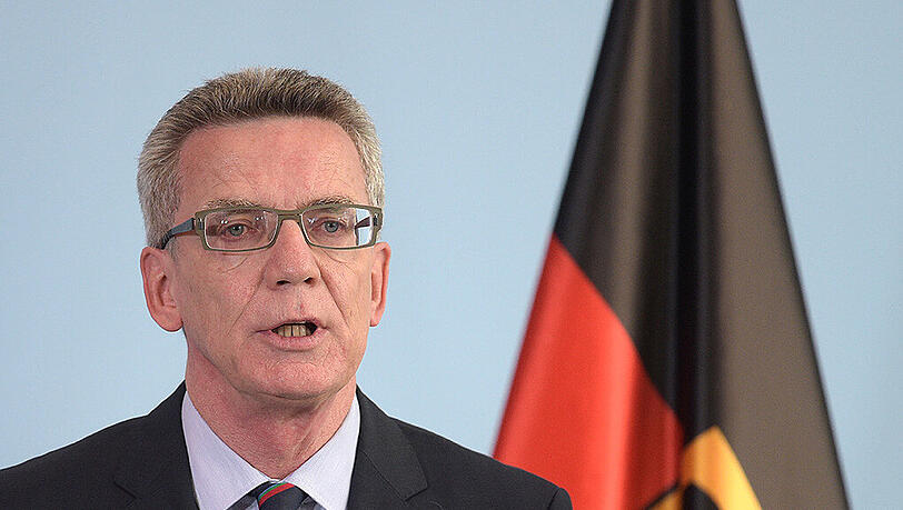 Thomas de Maiziere gab bekannt, dass sich Union und SPD einig über Neuerungen des Asylrechts sind. Thomas de Maiziere gab bekannt, dass sich Union und SPD einig über Neuerungen des Asylrechts sind.