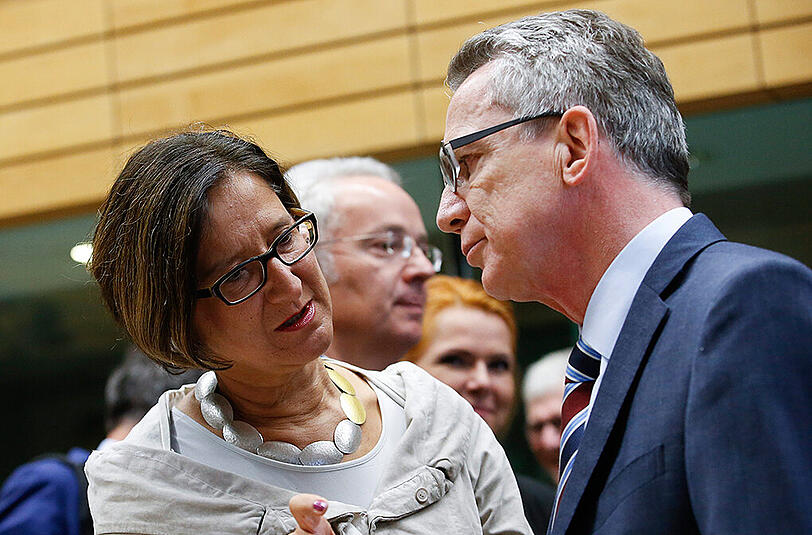 Österreichs Innenministerin Johanna Mikl-Leitner zusammen mit dem Innenminister Deutschlands, Thomas de Maiziere.