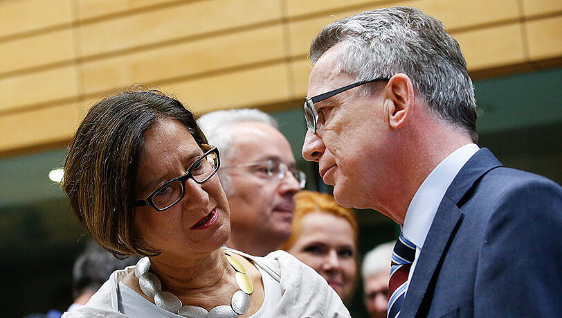 Österreichs Innenministerin Johanna Mikl-Leitner zusammen mit dem Innenminister Deutschlands, Thomas de Maiziere. Österreichs Innenministerin Johanna Mikl-Leitner zusammen mit dem Innenminister Deutschlands, Thomas de Maiziere.