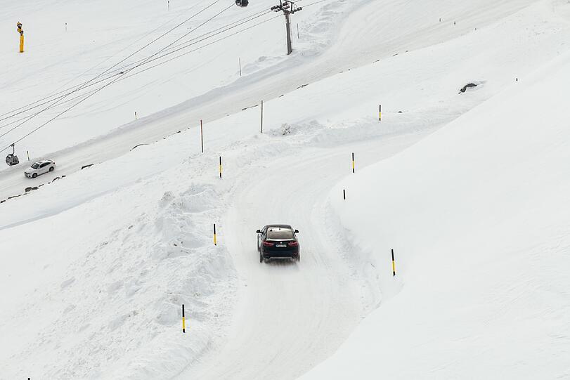 Rutschige Angelegenheit: Bei der Driving Experience von BMW am Gletscher bei Sölden geht es darum, das Fahrzeug mit und ohne elektronische Helfer im Griff zu haben.