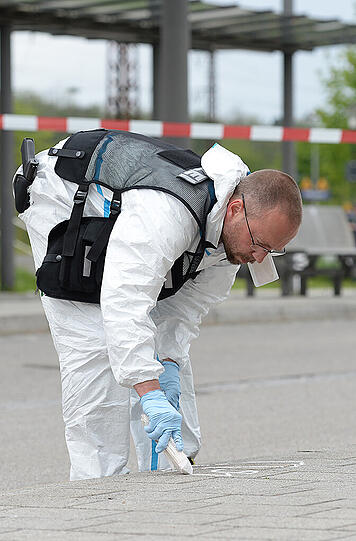 Ermittler des Landeskriminalamts untersuchen den Tatort am Grafinger Bahnhof.
