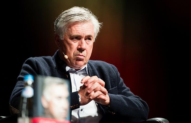 Im launigen Gespräch mit einem Sportjournalisten präsentiert Carlo Ancelotti am Montagabend seine Autobiografie in München.