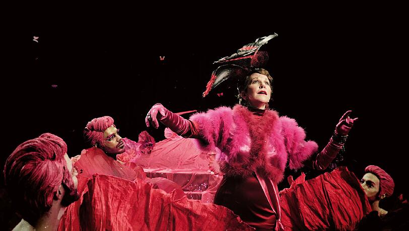 Szenen aus „The Florence Foster Jenkins Story“ mit Joyce DiDonato. Szenen aus „The Florence Foster Jenkins Story“ mit Joyce DiDonato.