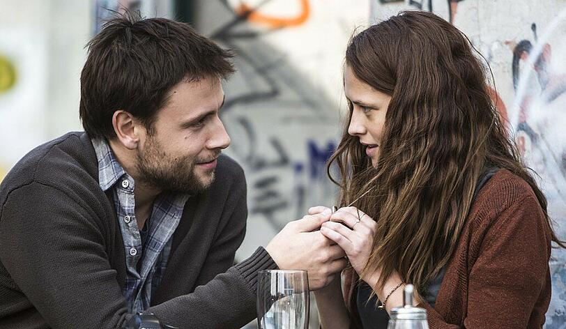 Der sympathische Englischlehrer Andi (Max Riemelt) gefällt Claire (Teresa Palmer) auf Anhieb.
