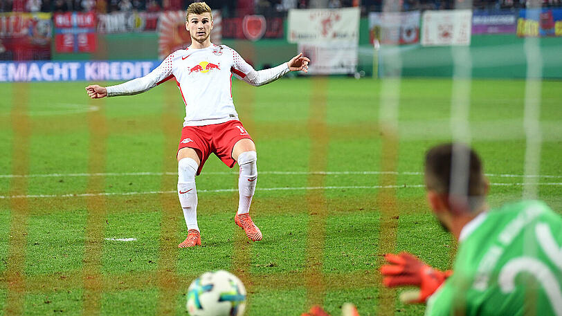 Elfmeterschießen: Bayerns fünf Schützen treffen, auch die ersten vier Schützen der Leipziger verwandeln. Dann tritt Timo Werner an, doch der Jung-Nationalspieler zeigt Nerven, scheitert an Ulreich.