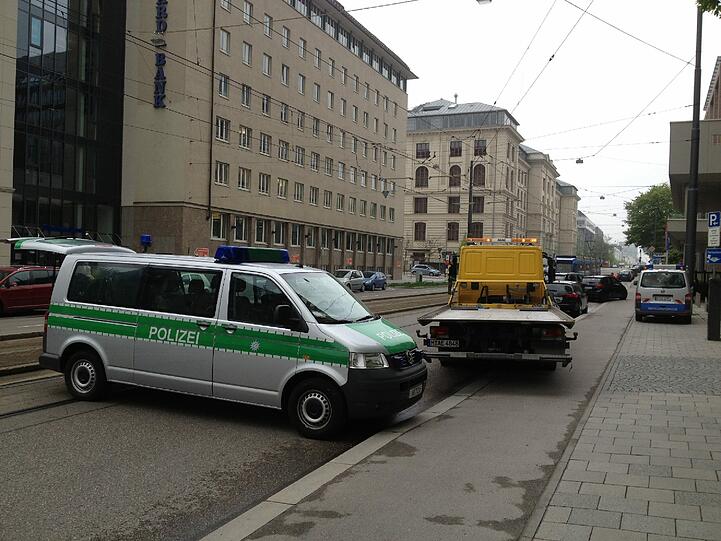 Ein Bus der Polizei hat die Unfallstelle vor dem BR abgesperrt.