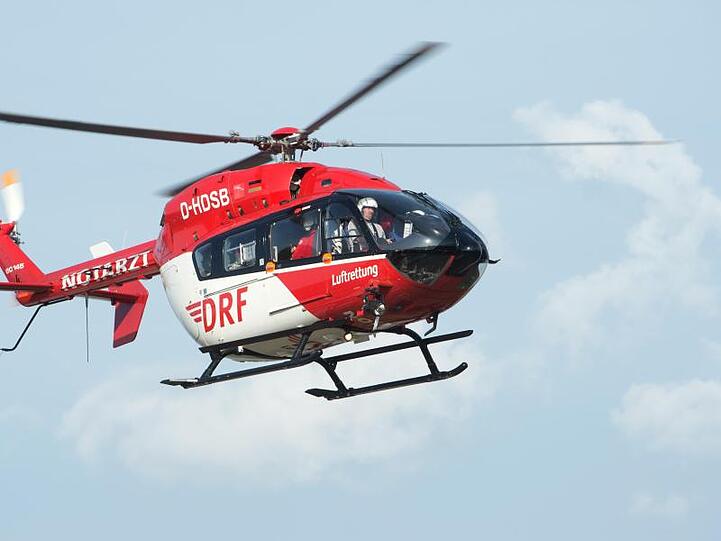 Ein Rettungshubschrauber fliegt während eines Einsatzes durch die Luft. Foto: Stefan Sauer/zb/dpa/Symbolbild