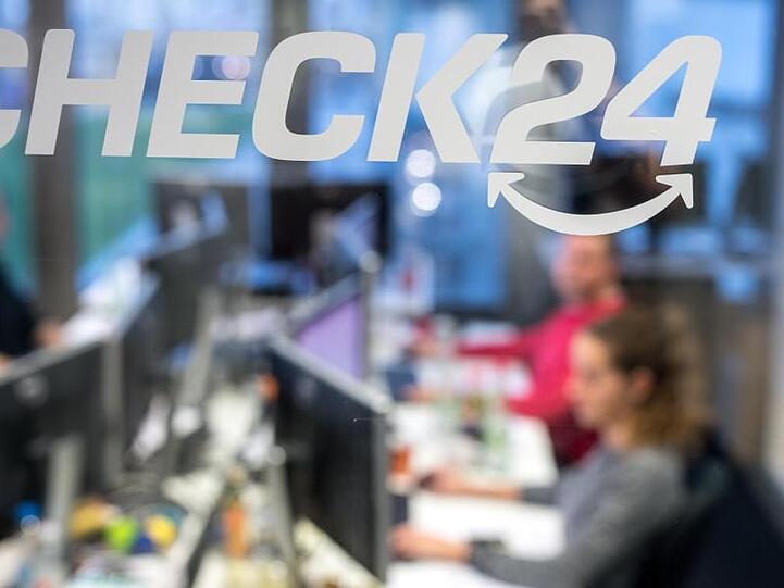 Mitarbeiter sitzen in der Zentrale des Vergleichsportals Check24 in München.