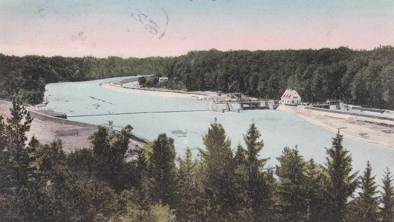 Auf der Postkarte ist das damals neue Stauwehr Großhesselohe mit Werkkanal zu sehen. Auf der Postkarte ist das damals neue Stauwehr Großhesselohe mit Werkkanal zu sehen.