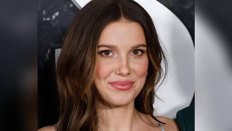 Schauspielerin Millie Bobby Brown zeigt mit viel Blush auf den Wangen, wie sch&ouml;n es sein kann, leicht zu err&ouml;ten.