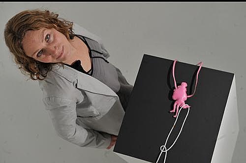 Die Umrisse von Alltagsgegenständen mutieren zu amorphen Schmuck-Objekten: Anna Lang mit ihren Arbeiten in der Ausstellungshalle der Kunstakademie.