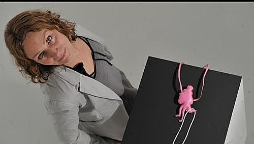 Die Umrisse von Alltagsgegenständen mutieren zu amorphen Schmuck-Objekten: Anna Lang mit ihren Arbeiten in der Ausstellungshalle der Kunstakademie. Die Umrisse von Alltagsgegenständen mutieren zu amorphen Schmuck-Objekten: Anna Lang mit ihren Arbeiten in der Ausstellungshalle der Kunstakademie.