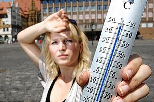 Der Hauptmarkt heizte sich am Wochenende zum Glutkessel auf: Bei 48 Grad verging selbst Stefanie (27) das Lachen.