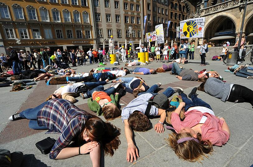 Auf dem Marienplatz demonstrieren Atomkraftgegner am Samstag gegen die Atomkraft.