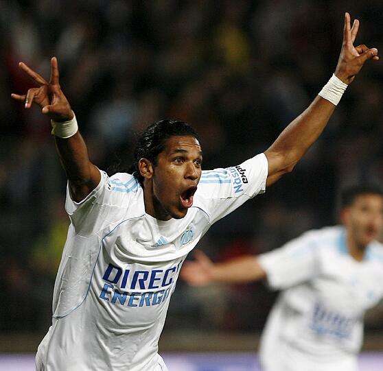.. und der Brasilianer Brandao (Evaeverson Lemos da Silva). Am 16. August 2014 attackierte Brandao seinen Pariser Gegenspieler Thiago Motta im Kabinengang nach einer 2:0-Niederlage. Dieser erlitt einen Nasenbeinbruch durch einen Kopfstoß.