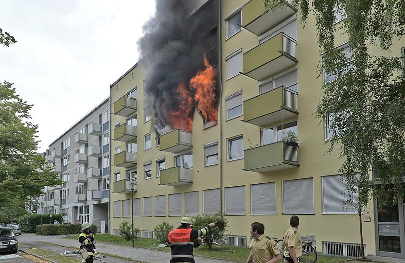 23. Juli: Eine Explosion erschüttert Untersendling. Eine Wohnung in einem Mietshaus in der Zillertalstraße steht in Flammen.