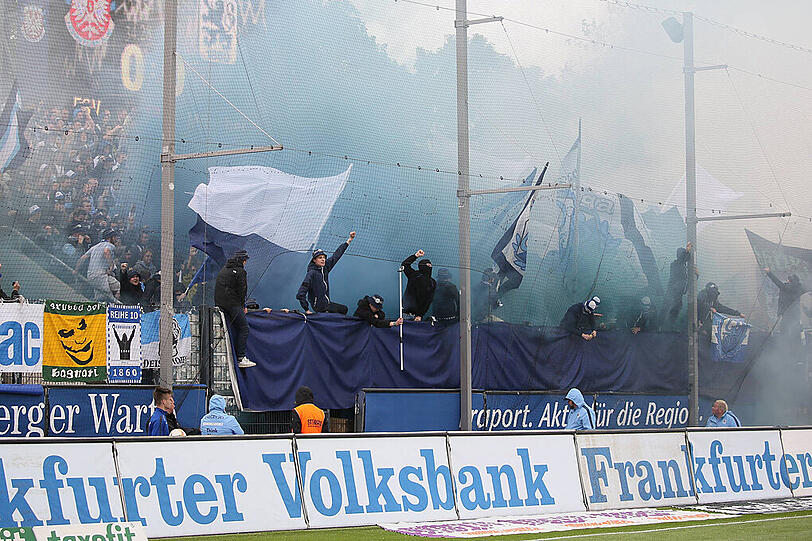 Böller, Rauch, vermummte Fans: Schon wieder Pyro-Ärger beim TSV 1860 München. Die Bilder vom Bornheimer Hang in Frankfurt.