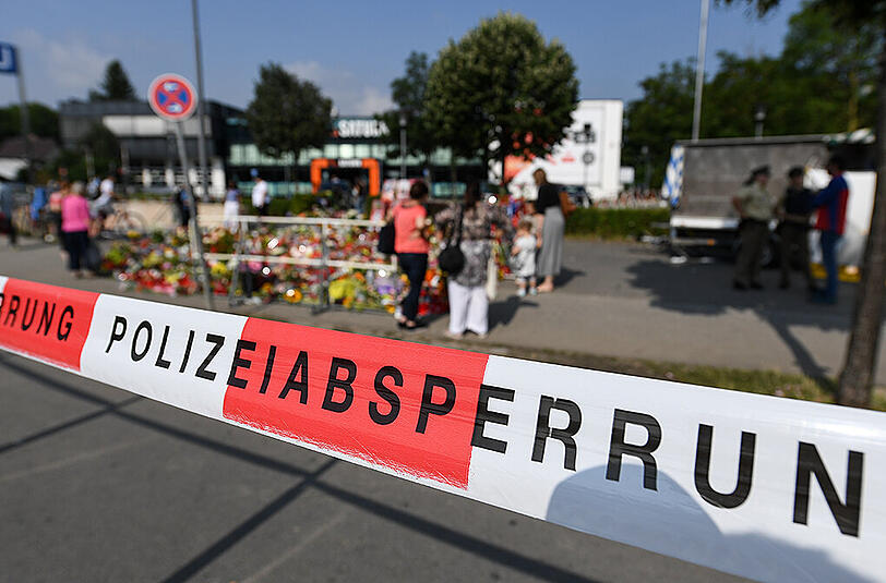 Blumen und Kerzen vor dem Olympia-Einkaufszentrum. Die Leiche des Amokläufers wurde am Dienstag freigegeben.
