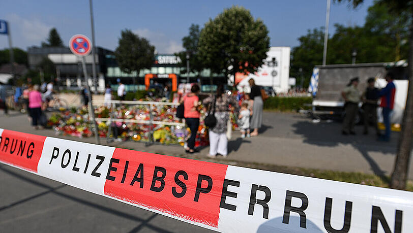 Blumen und Kerzen vor dem Olympia-Einkaufszentrum. Die Leiche des Amokläufers wurde am Dienstag freigegeben. Blumen und Kerzen vor dem Olympia-Einkaufszentrum. Die Leiche des Amokläufers wurde am Dienstag freigegeben.