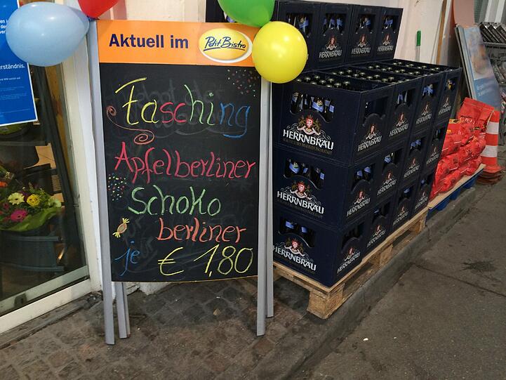 Dieses Schild mit den "Berlinern" zum Münchner Fasching sorgt an der Tankstelle in der Kapuzinerstraße für Verwirrung.