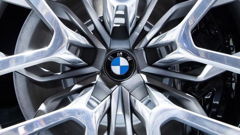 Das BMW-Logo ist in einer Felge zu sehen. Foto: Silas Stein/dpa/Archivbild